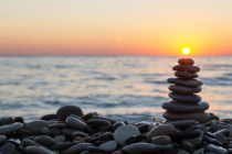 经过一番磨砺,卵石才变得更加美丽光滑